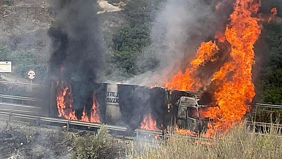 Long tailbacks on A-7 motorway in Malaga province after carriageway closed following lorry fire