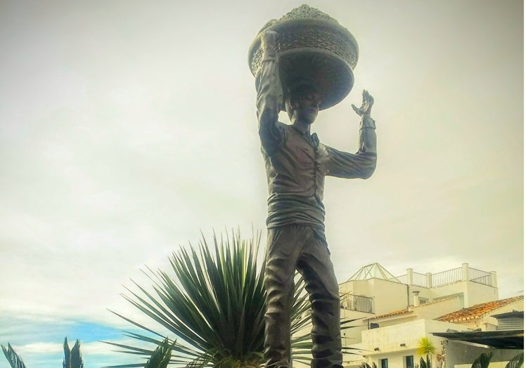 Imagen principal - Monuments and Cómpeta and 'arriera' cod salad.