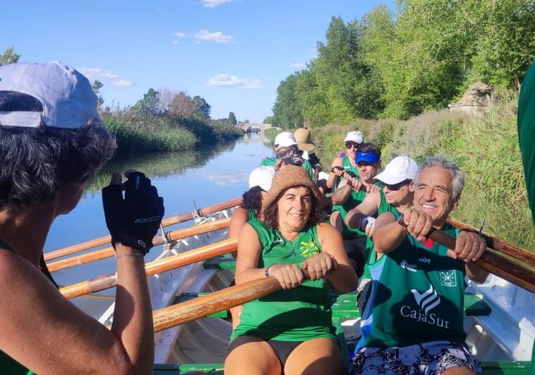 Imagen secundaria 1 - Spreading the word about Malaga's traditional rowing boats around the world