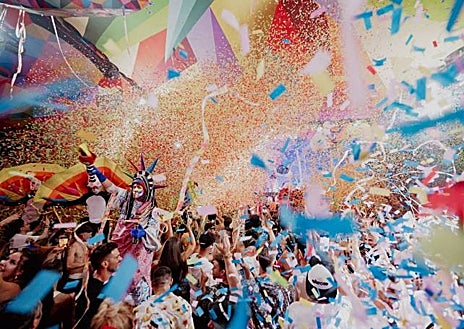 Imagen secundaria 1 - Part of the stage; stilt walkers; Kaos Garden tent