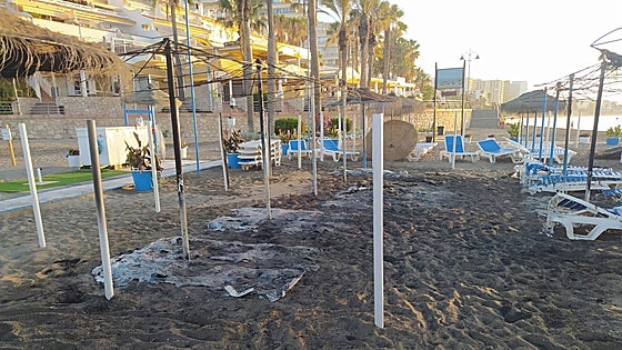 Sunbed rental business on Benalmádena beach is gutted by fire