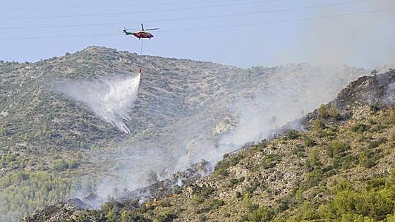 Six helicopters, three planes and 100 firefighters on the ground help stabilise Marbella forest fire
