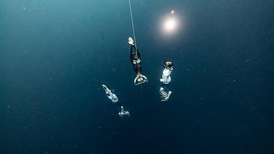 Davide Carrera, dancing in the deep waters of the Bahamas