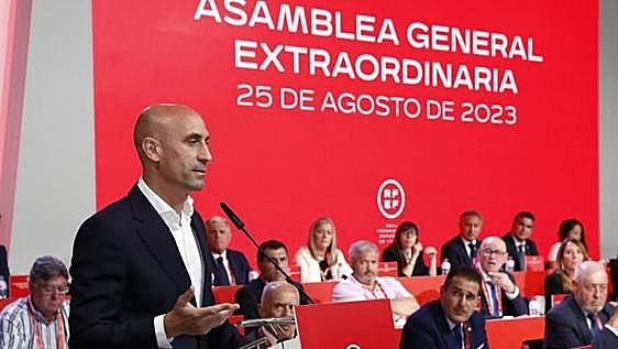 Defiant head of Spanish football Luis Rubiales stands his ground and refuses to step down
