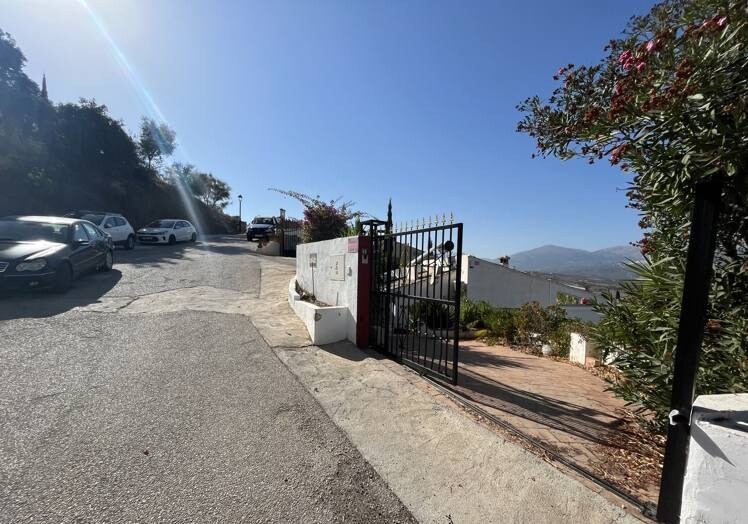 Imagen principal - The damaged gate outside David James' property; James' Mercedes; view from James' house overlooking La Viñuela reservoir