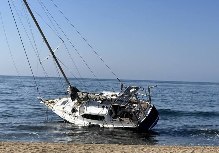Marbella town hall to finally remove and scrap sail boat stranded on San Pedro beach for several weeks