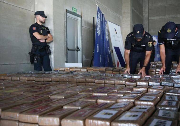 Watch as biggest-ever haul of cocaine in Spain is discovered in major port on south coast