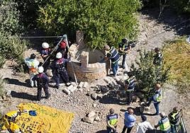 The body of a woman is found in a deep well in a rural area of Jerez.