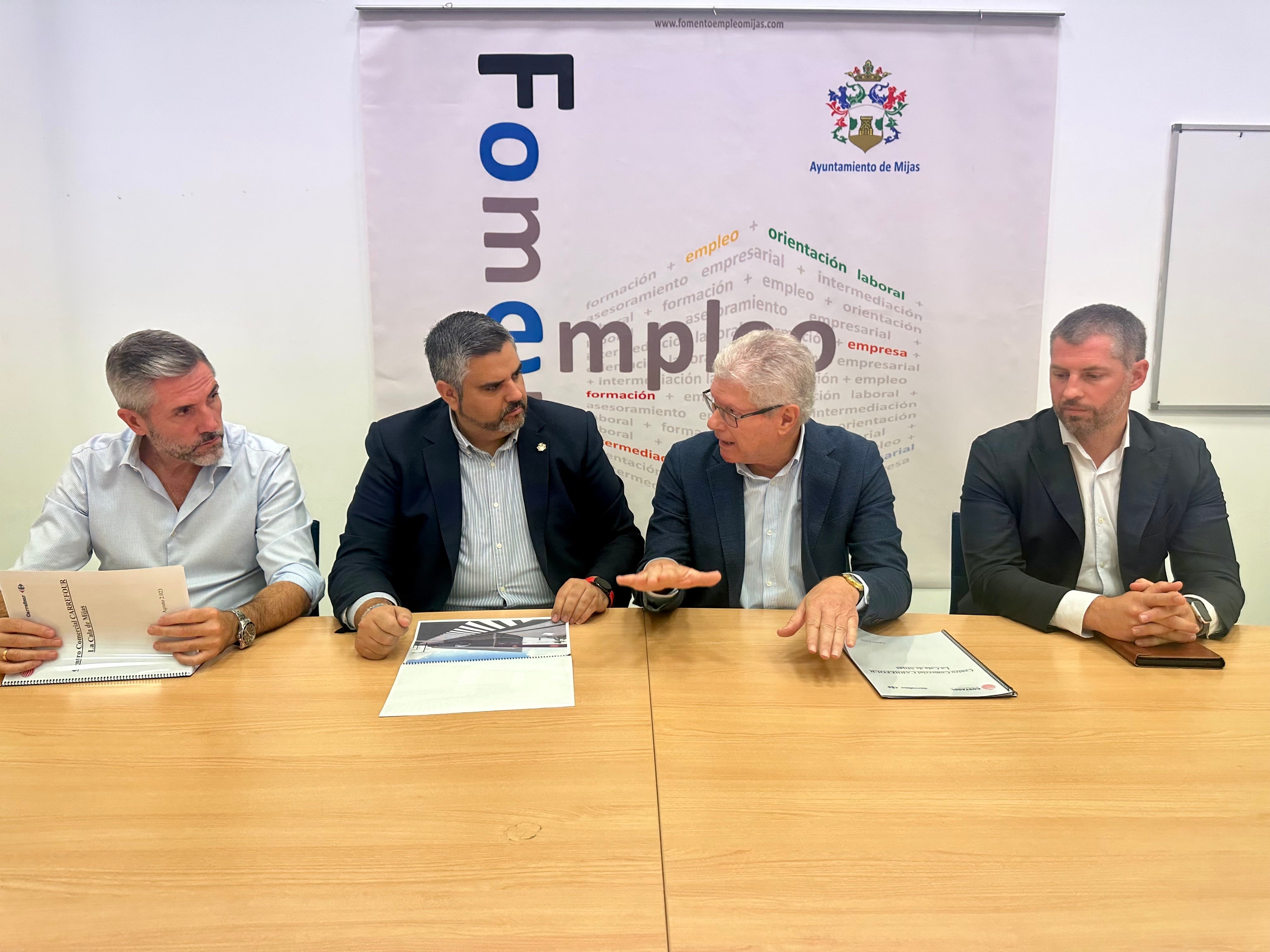 González (2L) during the meeting with Aurelio Martín (2R).