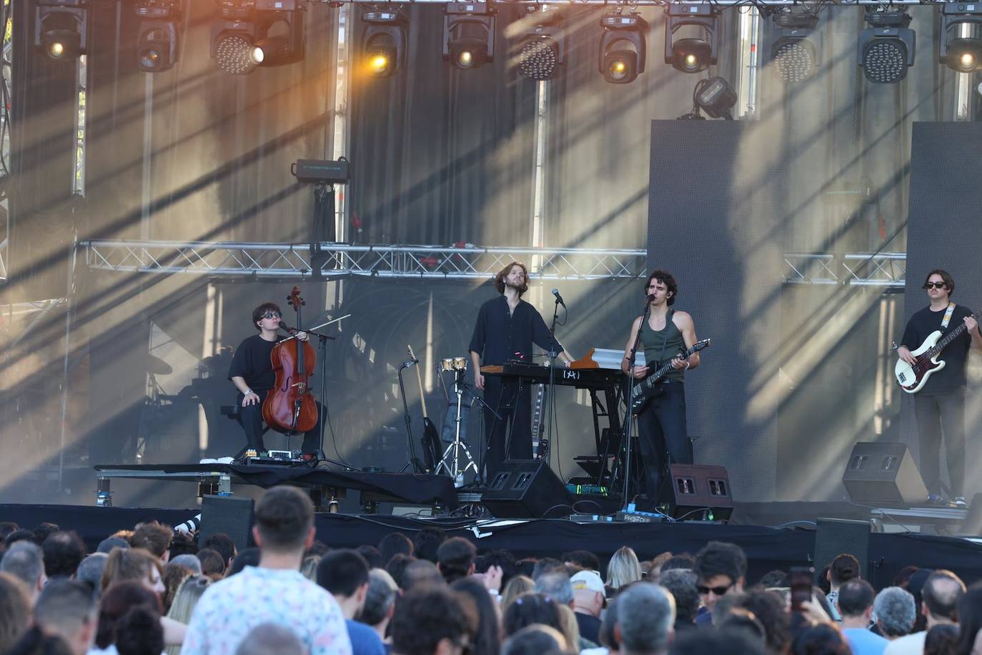 Imagen principal - In photos and video: Cala Mijas music festival kicks off the weekend in style