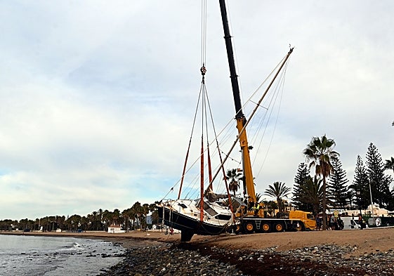 Removal of the sailboat stranded on San Pedro beach.