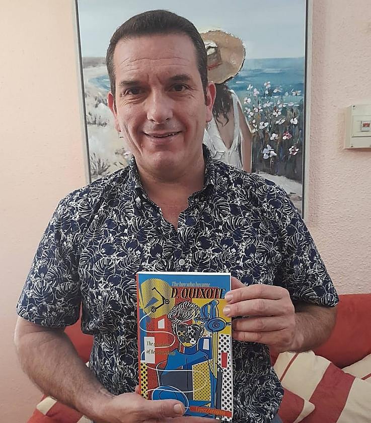 The author with his latest novel, which is set in Benalmádena.