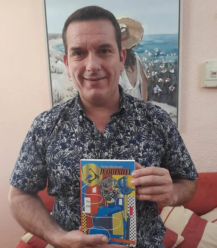 The author with his latest novel, which is set in Benalmádena.