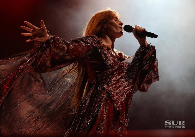 Imagen principal - Florence And The Machine, the headline act of the last night at Cala Mijas.