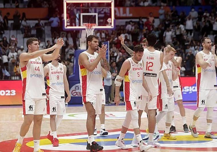 The Spanish national team players applaud the fans after their elimination from the World Cup.