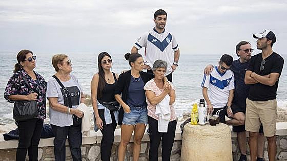 Relatives of the two paddle surfers missing off the Costa del Sol plead to authorities for search to continue