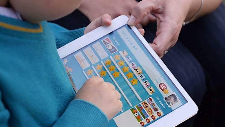 Computers versus books: the dilemma of the schools of the future