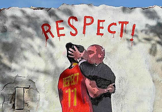 Mural by Italian street artist Salvatore Benintende aka TvBoy depicting the infamous kiss.