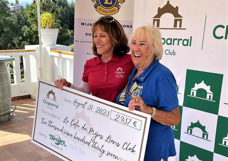 Mijas La Cala Lions receive cheque from local golfers