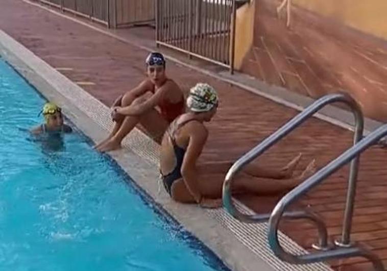 This is the video of a swimmer in Spain whose unique way of getting out of a pool has gone viral