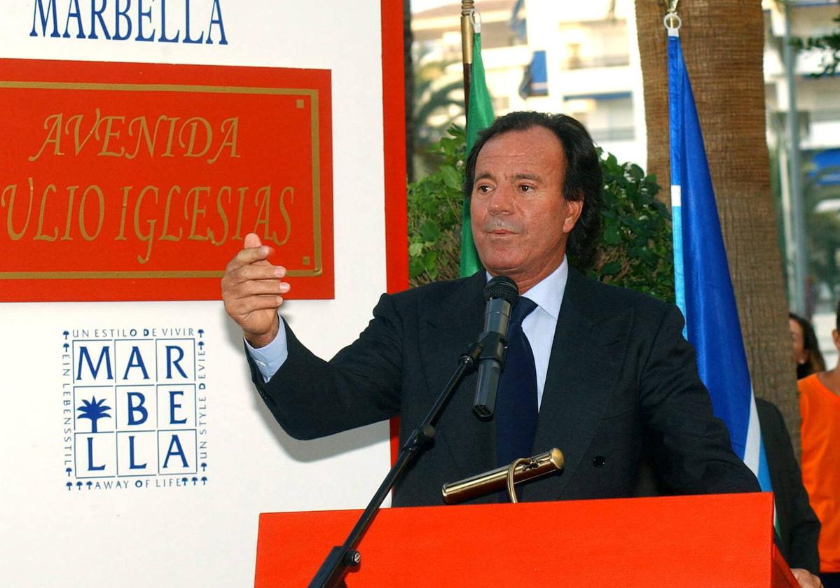 Iglesias, at the opening of the avenue in his name in Puerto Banús, Marbella, in 2002.