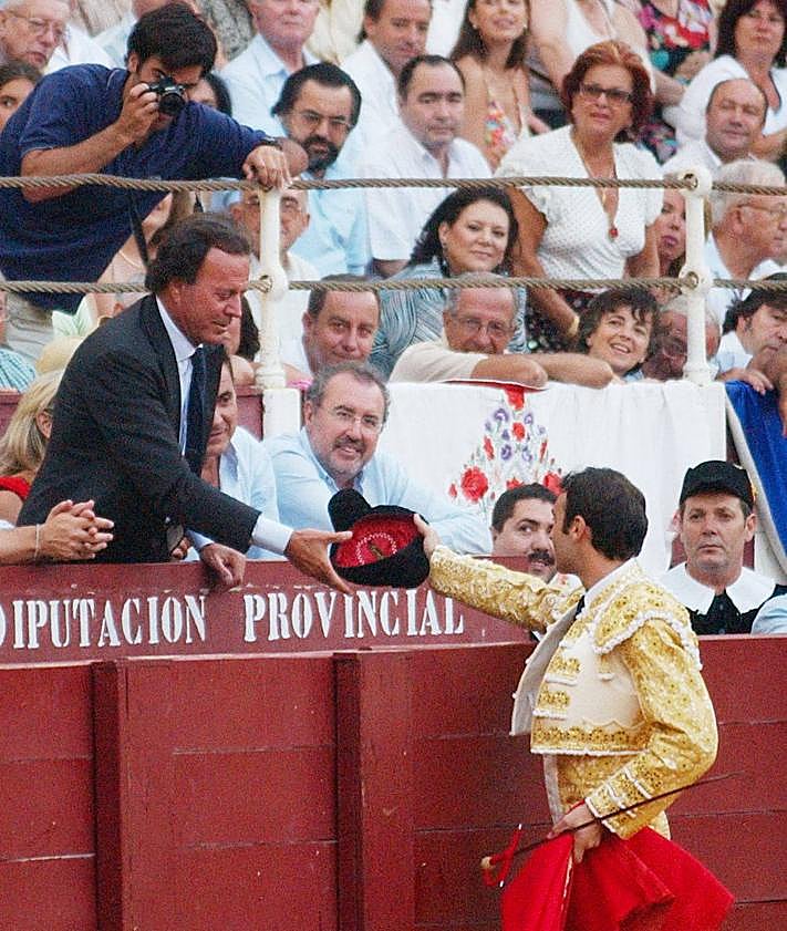 Imagen secundaria 2 - Tradition: Iglesias with a Malaga football shirt, a Verdiales band and at a bullfight, all in Malaga in 2004.
