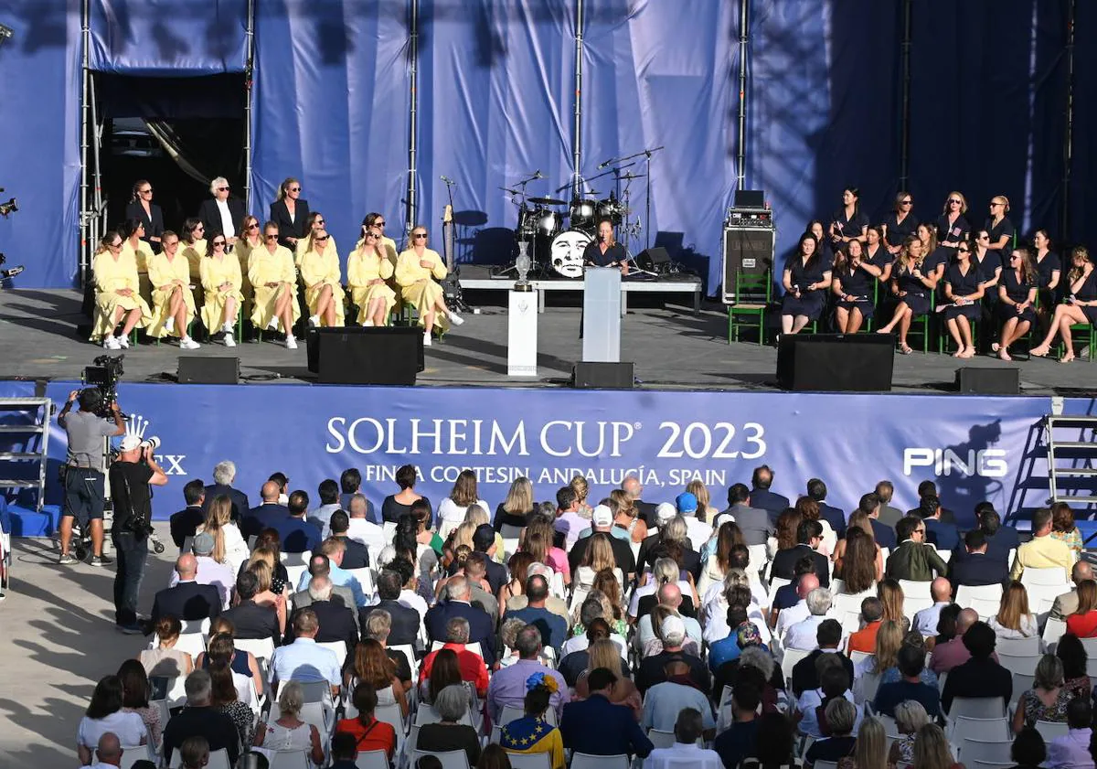 Imagen principal - The opening ceremony of the Solheim Cup at the Marbella Arena on Thursday evening. 
