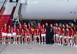 The world champions, with Luis Rubiales, at Barajas Airport after winning the title on 20 August.