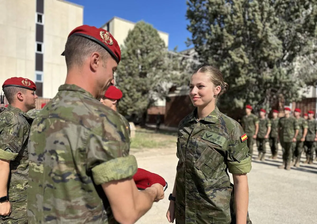 Imagen secundaria 1 - These are the photos of Spanish princess in military training that have gone viral
