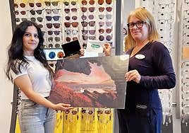 Kristine Aghasyan is presented with her prize by Jeanette Hampson, optical assistant at Specsavers Ópticas Torrevieja.