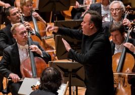 World class conductor Karel Mark Chichon OBE leads autumn concert