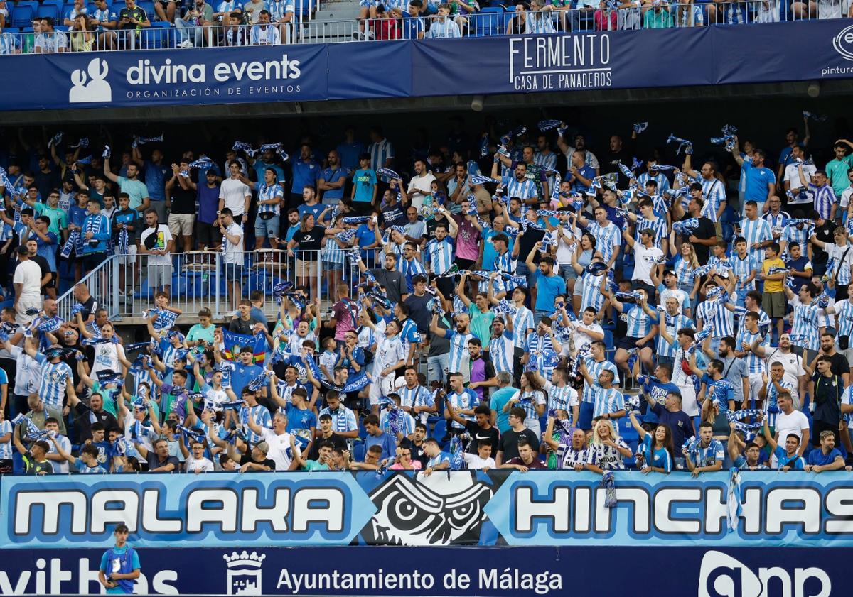 Imagen principal - Kevin header gifts Malaga CF yet another win