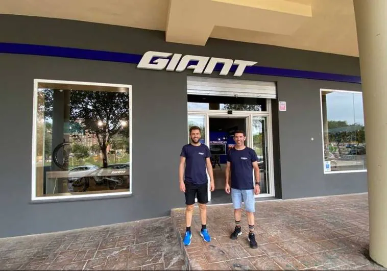 Manuel Sánchez and Carlos Luque, at the door of the new premises.