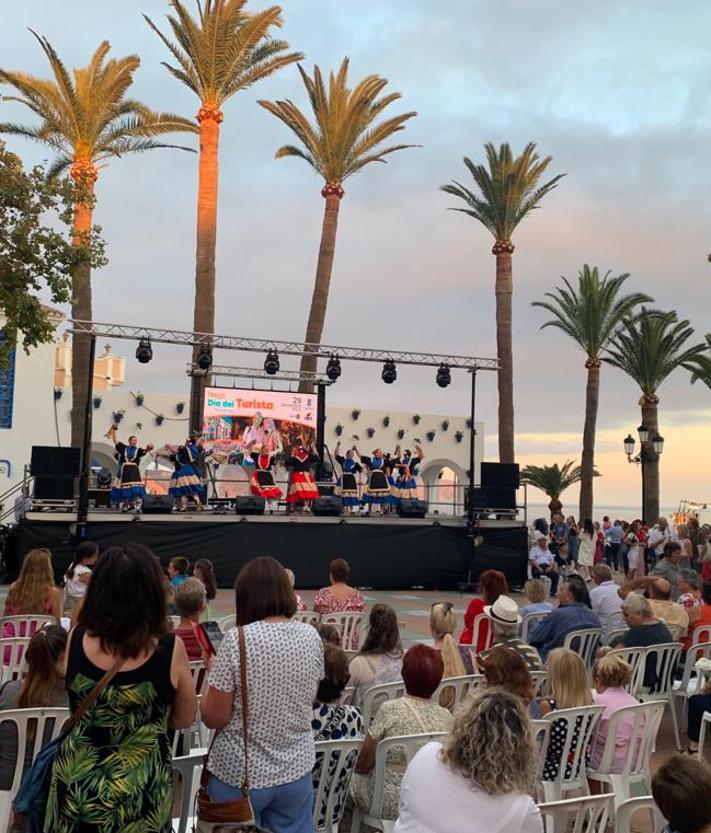 Imagen secundaria 2 - Nerja&#039;s World Tourism Day events a big hit with locals and tourists alike