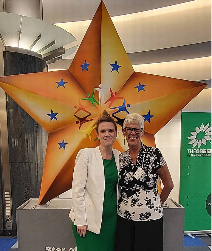 Imagen secundaria 2 - Terry Reintke and Sue Wilson in the European Parliament.
