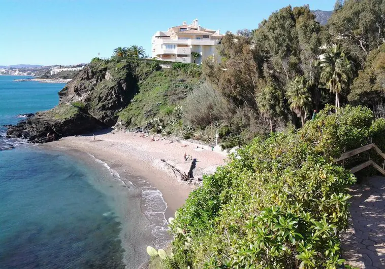 Work starts after Benalmádena residents demand urgent fire prevention clearing of 'neglected beach'