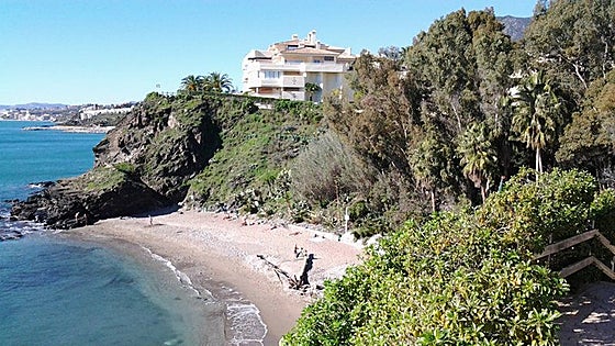 Work starts after Benalmádena residents demand urgent fire prevention clearing of 'neglected beach'