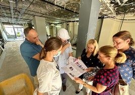 Ana Mula (3r) visits the site of the new business support centre.