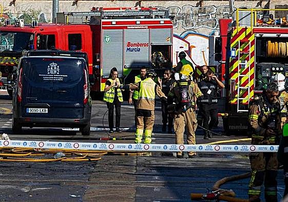 Members of the National Police and Murcia fire brigade have cordoned off the entire area around the three nightclubs destroyed by the blaze.