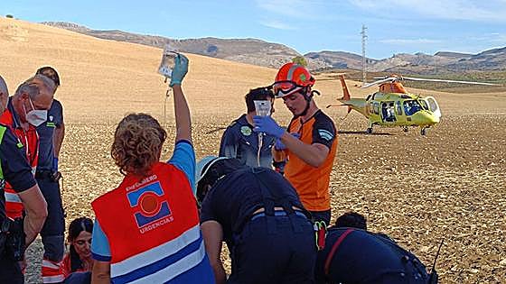 Injured paraglider airlifted to hospital after bad landing in Ronda