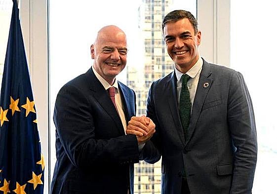 Spain's acting PM Pedro Sánchez (right) during a recent meeting in New York with the president of FIFA, Gianni Infantino.