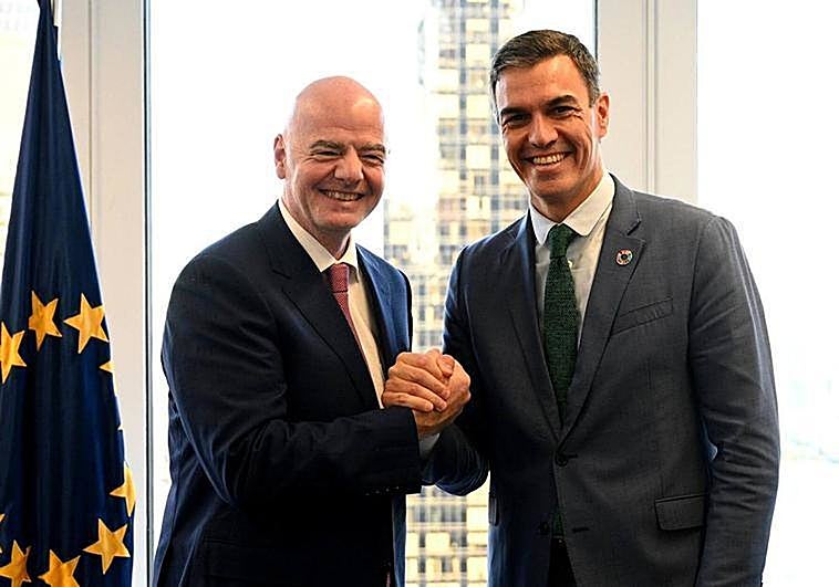 Spain's acting PM Pedro Sánchez (right) during a recent meeting in New York with the president of FIFA, Gianni Infantino.