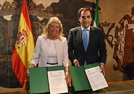 Marbella's mayor Ángeles Muñoz and Andalucía’s minister for justice, local administration and public functions José Antonio Nieto with the agreement.
