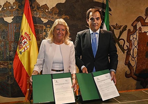 Marbella's mayor Ángeles Muñoz and Andalucía’s minister for justice, local administration and public functions José Antonio Nieto with the agreement.