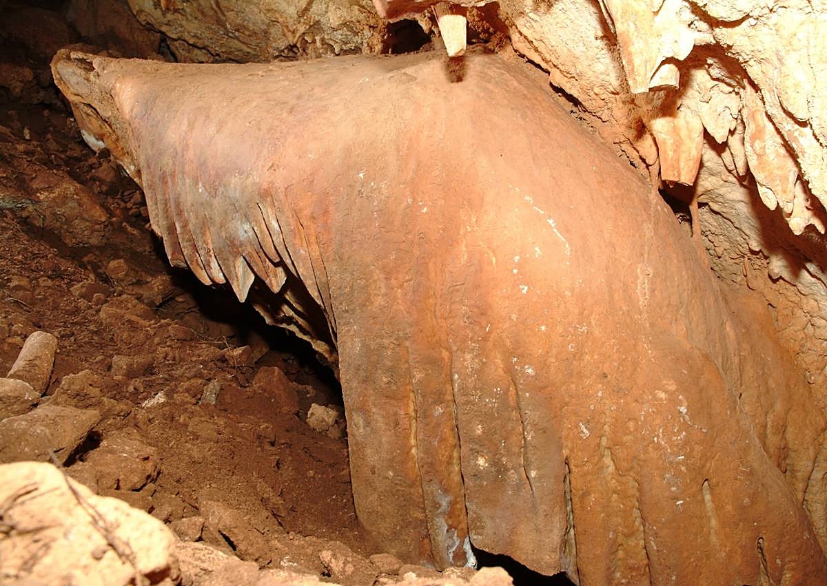 Imagen secundaria 1 - Images of the paintings and objects found in the cave.