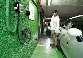 A driver recharges his electric vehicle in the car park of a hotel in Malaga province.