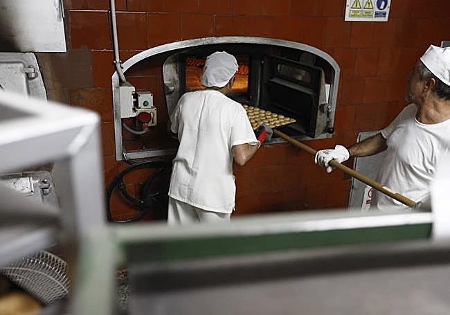 In 'La Perla' they keep the centenary wood-fired oven.