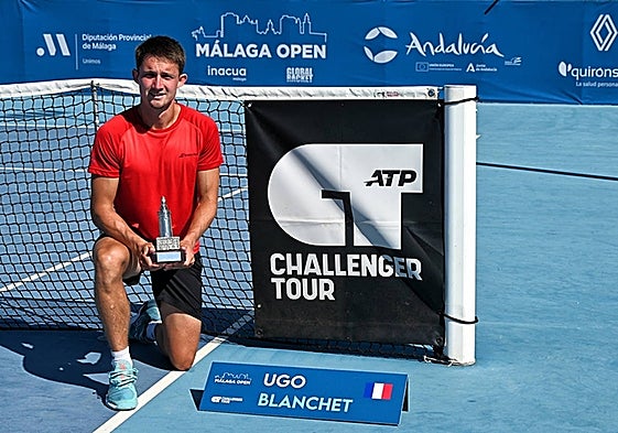 Blanchet with the Malaga Open trophy, a model of the city's lighthouse.