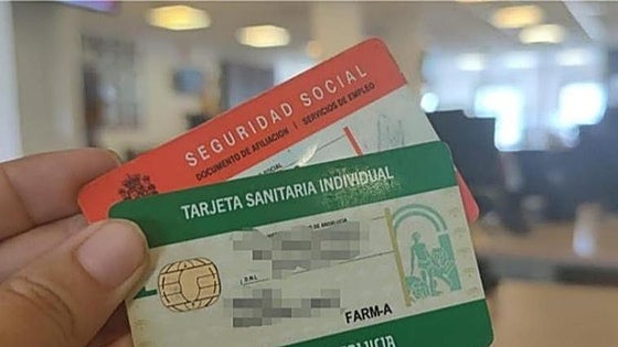 Andalucía starts to roll out new health cards in the region