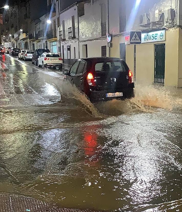 Imagen secundaria 2 - In pictures: Storm leaves fallen branches, flooded streets and power cuts across Malaga province